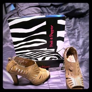 Pink & Pepper taupe leather heels sz 7M